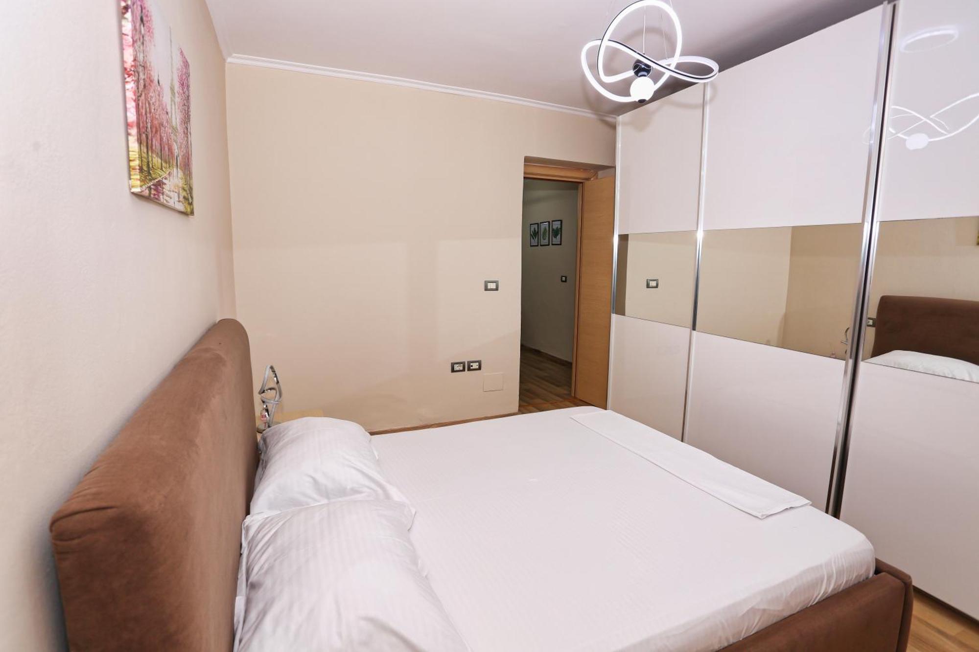 R&B City Center Apartment Тирана Екстериор снимка