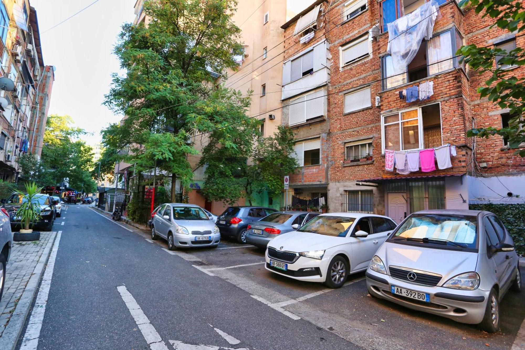 R&B City Center Apartment Тирана Екстериор снимка